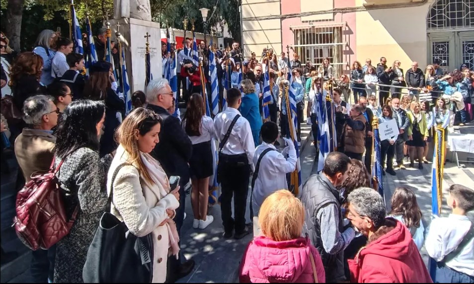 Επιμνημόσυνη δέηση και κατάθεση στεφάνων-προσκύνημα από τους μαθητές στο χώρο του μνημείου – αγάλματος Δασκαλογιάννη