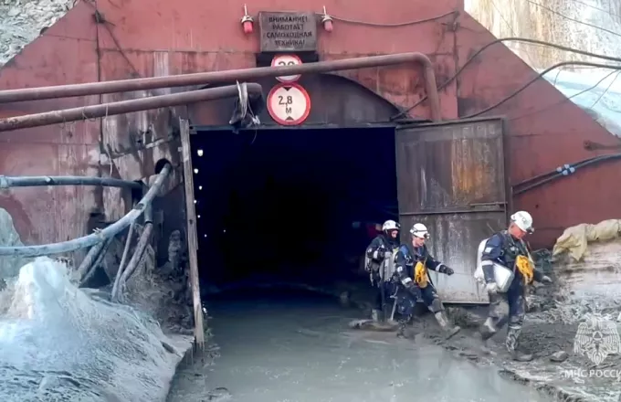 Σχεδόν ολοκληρωτικά έχει πλημμυρίσει το χρυσωρυχείο στην Ρωσία όπου βρίσκονται εγκλωβισμένοι 13 εργάτες