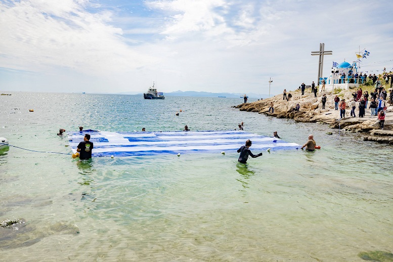 Ρίγη συγκίνησης με την Ελληνική σημαία στη θάλασσα του Πειραιά