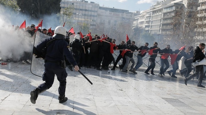 ΕΛΑΣ: 9 πολίτες και 7 αστυνομικοί τραυματίστηκαν στα επεισόδια στην Πλατεία Συντάγματος