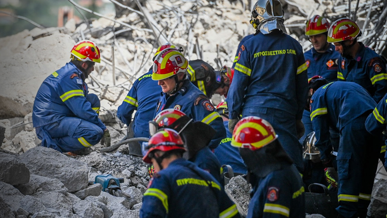 Κατέρρευσε κτήριο στο Πασαλιμάνι – Έρευνες για έναν εγκλωβισμένο