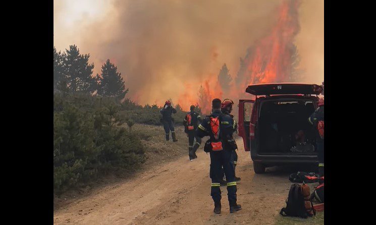 Από τα 1100 μ. «ανέβηκε» στα 1900 μ. η φωτιά στα Πιέρια όρη