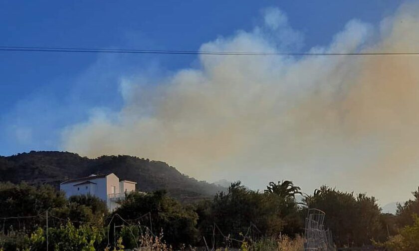 Μεγάλη φωτιά στην Ιεράπετρα Λασιθίου-Εστάλη μήνυμα από το 112 για εκκένωση οικισμών