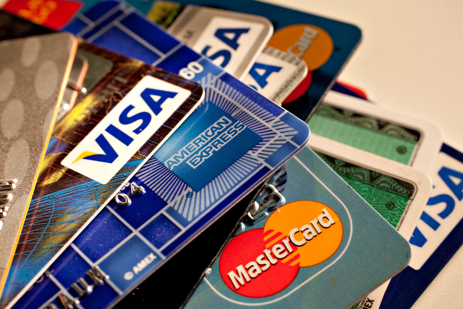 Αυξάνονται οι απάτες με τις τραπεζικές κάρτες
