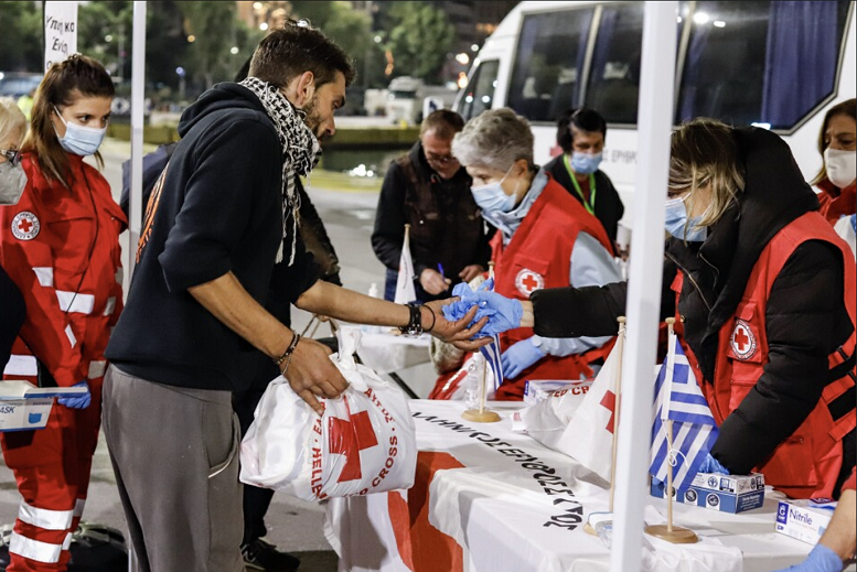 Ο Ε.Ε.Σ. ενισχύει τους αστέγους στο λιμάνι του Πειραιά την Μ. Πέμπτη (2/5)