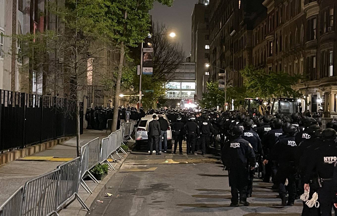Η αστυνομία της Ν. Υόρκης εισέβαλε στο πανεπιστήμιο Κολούμπια και συνέλαβε διαδηλωτές υπέρ των Παλαιστινίων