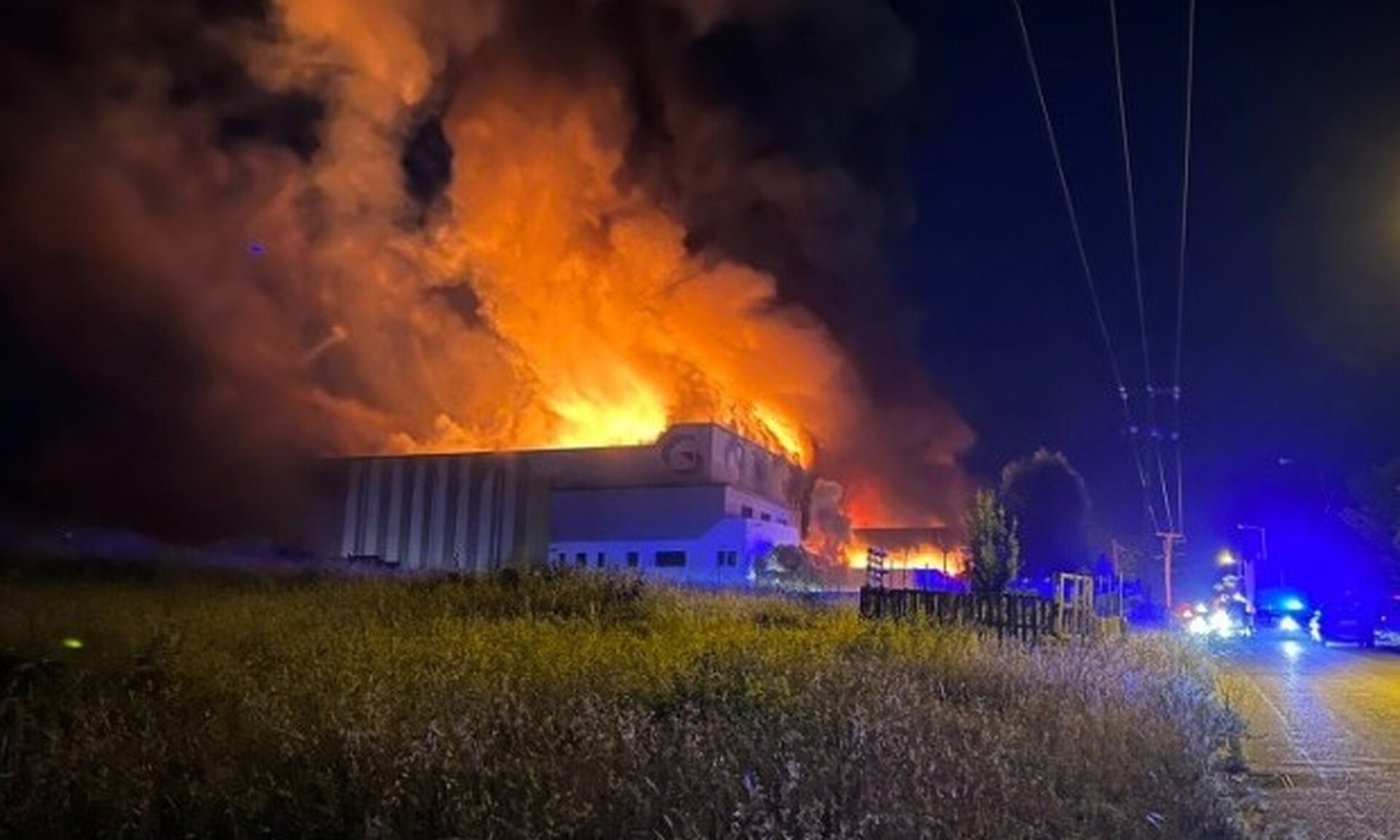 Λαμία: Εξακολουθεί να καίει η φωτιά στο εργοστάσιο που παρασκεύασε χαλασμένα σχολικά γεύματα