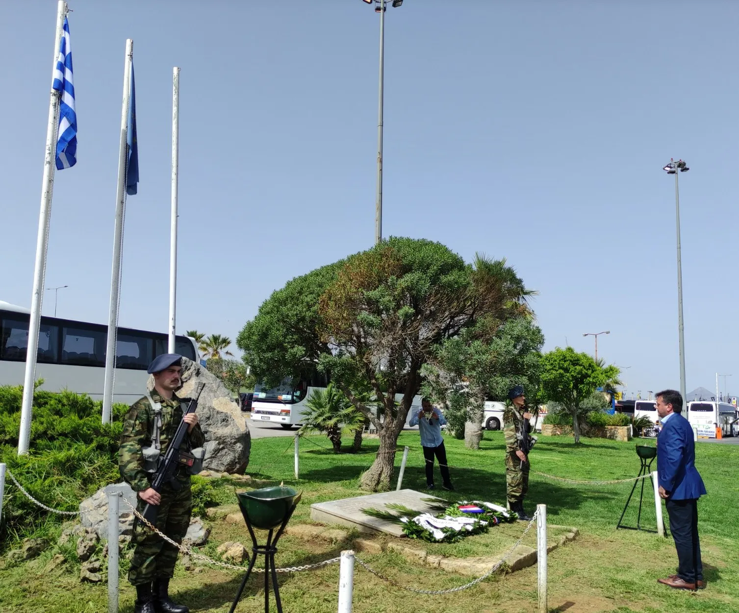 Τιμήθηκε η μνήμη των Αντιστασιακών στο σαμποτάζ του αεροδρομίου Ηρακλείου τον Ιούνιο του 1942