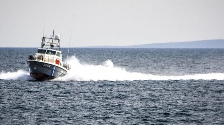 Καταδίωξη σκάφους με θανάσιμο τραυματισμό αλλοδαπού και σύλληψη 2 διακινητών στη Σύμη