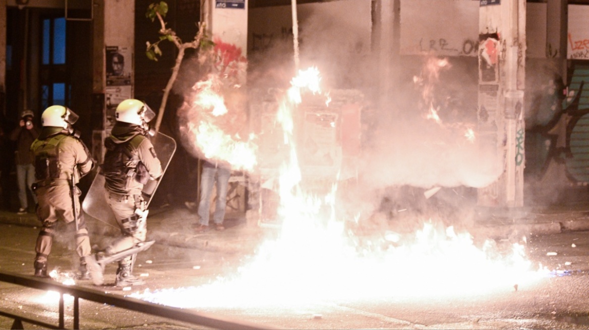 Επεισόδια τα ξημερώματα στα Εξάρχεια-Τραυματίστηκαν 3 αστυνομικοί- Έγιναν 9 συλλήψεις