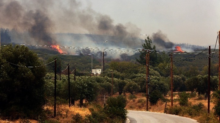 Υπό μερικό έλεγχο οι πυρκαγιές σε Αμοργό και Ωρωπό