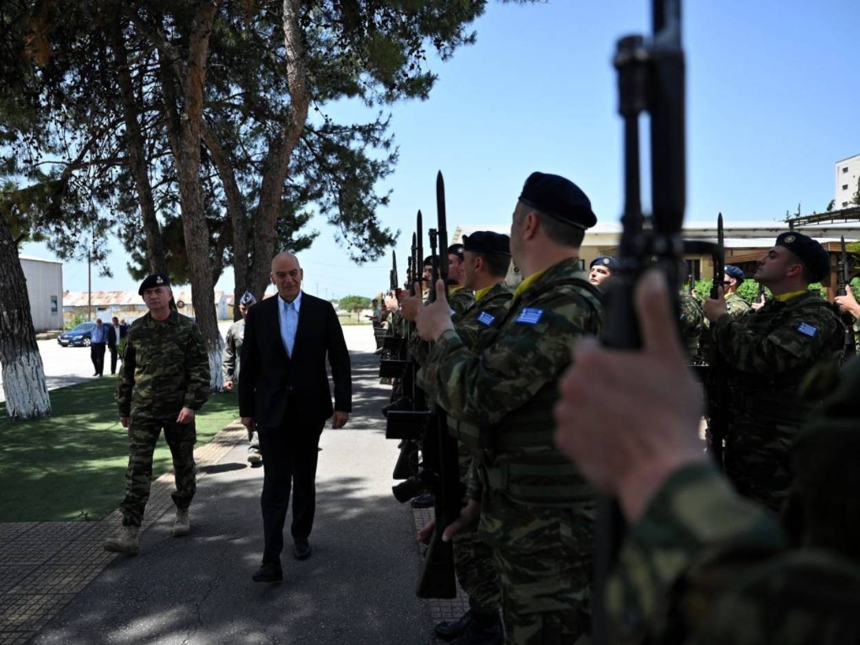 Ο Νίκος Δένδιας στο 308 Προκεχωρημένο Εργοστάσιο Βάσης (ΠΕΒ), στον Εύοσμο Θεσσαλονίκης