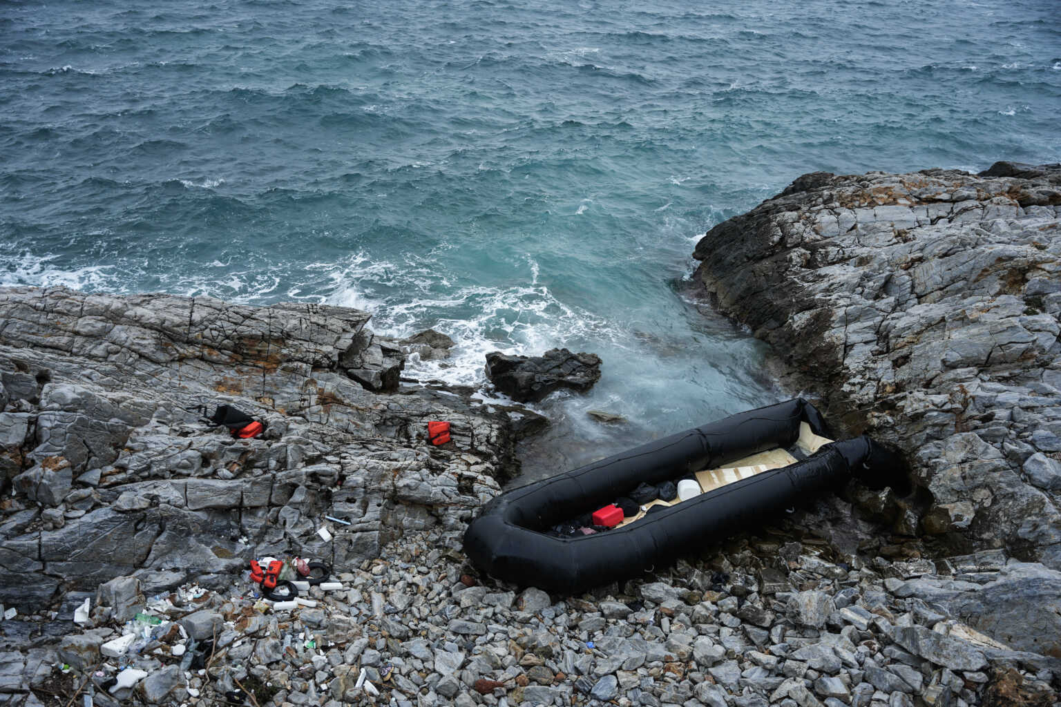 Το BBC επαναφέρει το θέμα των pushbacks και κατηγορεί το ελληνικό Λιμενικό ότι έριξε μετανάστες στη θάλασσα και τους έπνιξε