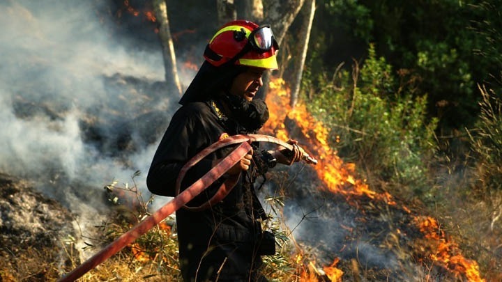 Σε εξέλιξη παραμένουν οι φωτιές στο Φαλακρό της Δράμας και στο όρος Πάικο Πέλλας