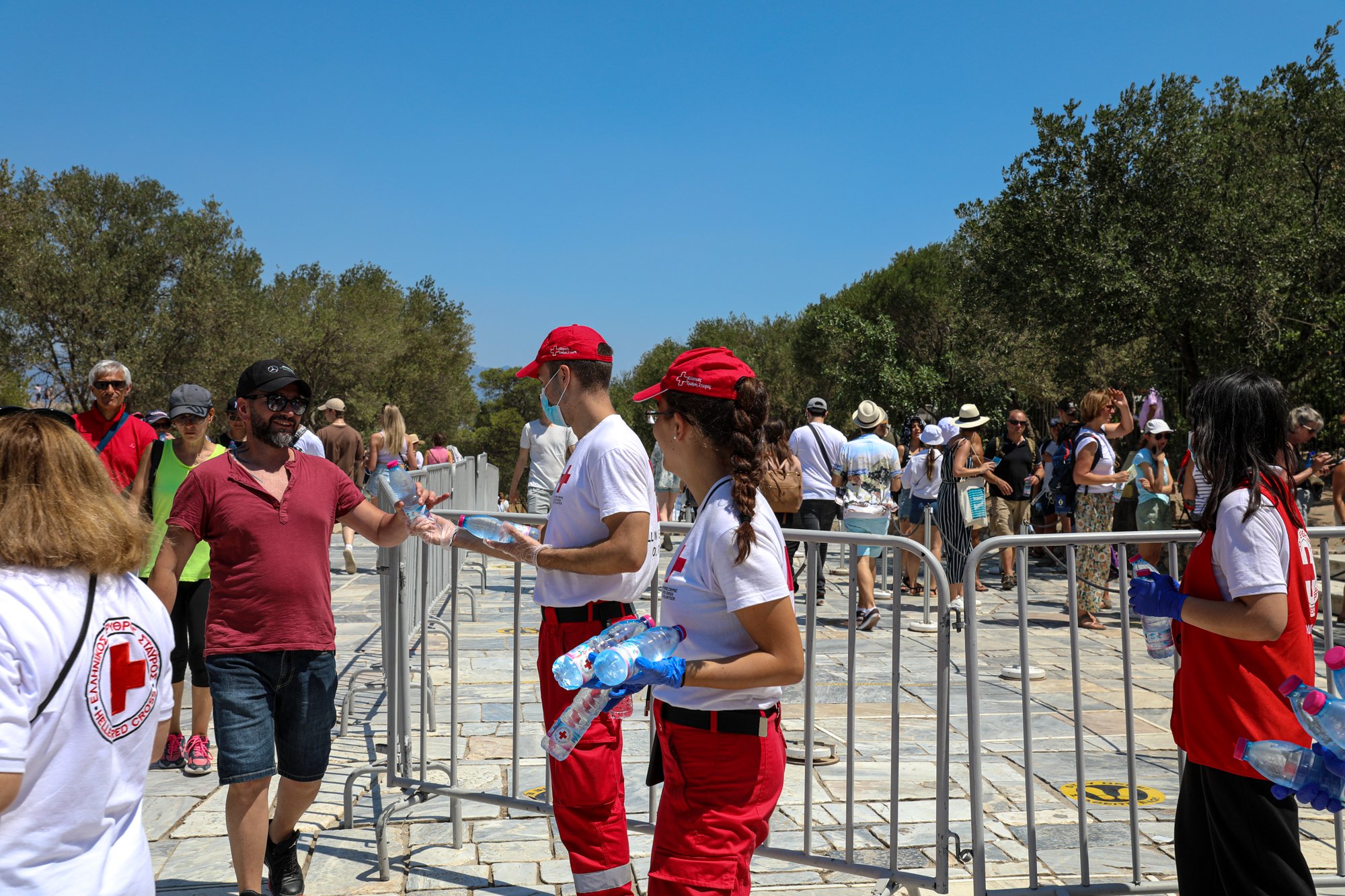 Ο Ε.Ε.Σ. πραγματοποιεί έκτακτες δράσεις υποστήριξης πολιτών λόγω των υψηλών θερμοκρασιών (1-2/8)