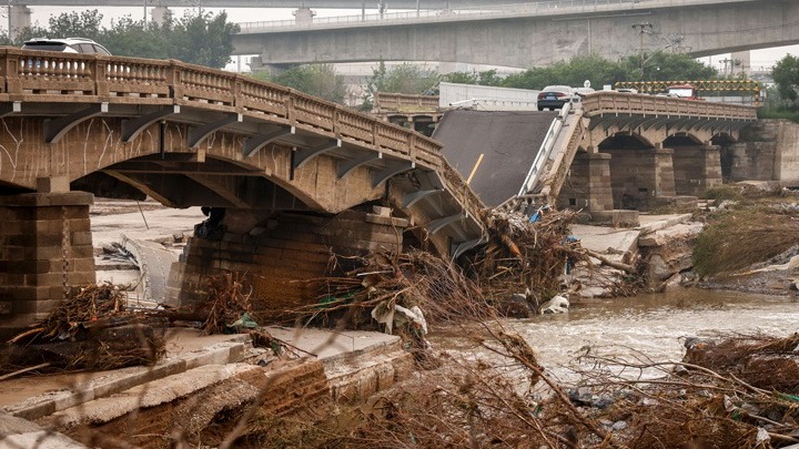 Τουλάχιστον 11 νεκροί από κατάρρευση γέφυρας λόγω σφοδρών βροχοπτώσεων στην Κίνα