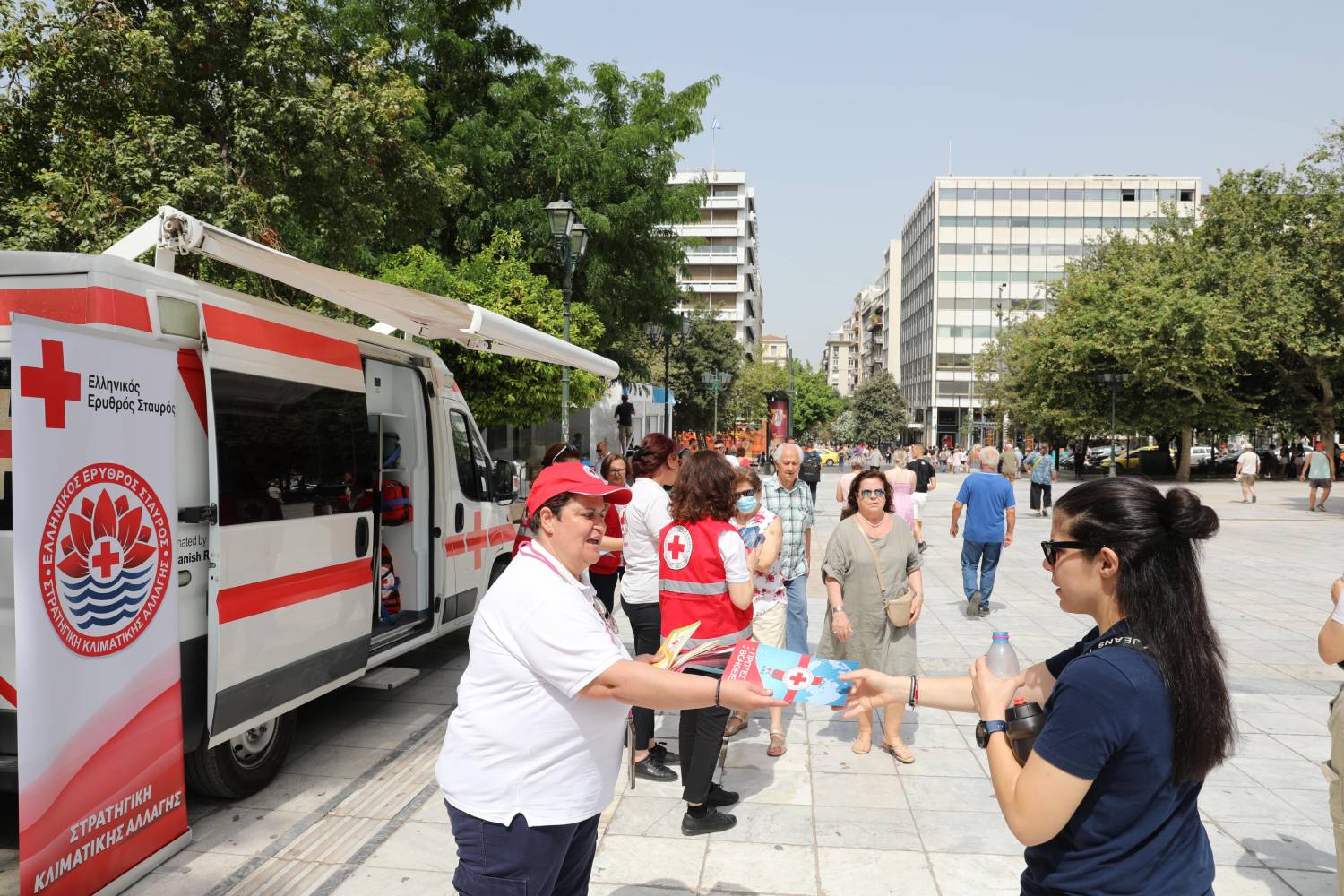 Ο Ε.Ε.Σ. πραγματοποιεί εκτάκτως δράση υποστήριξης πολιτών στην Πλατεία Συντάγματος ενόψει καύσωνα