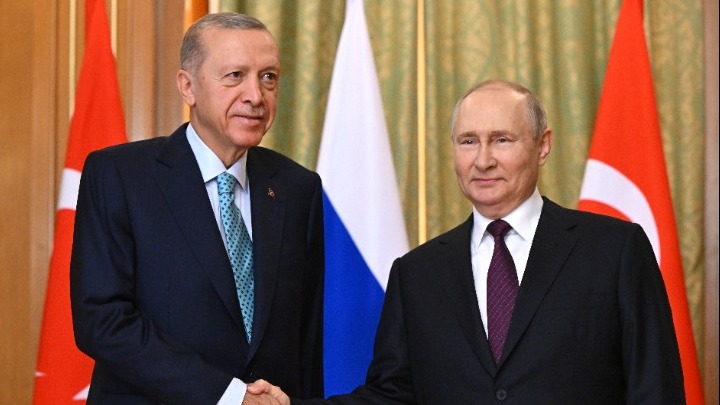 Ο Ερντογάν πρότεινε στον Πούτιν να βοηθήσει για να τερματιστεί ο πόλεμος με την Ουκρανία