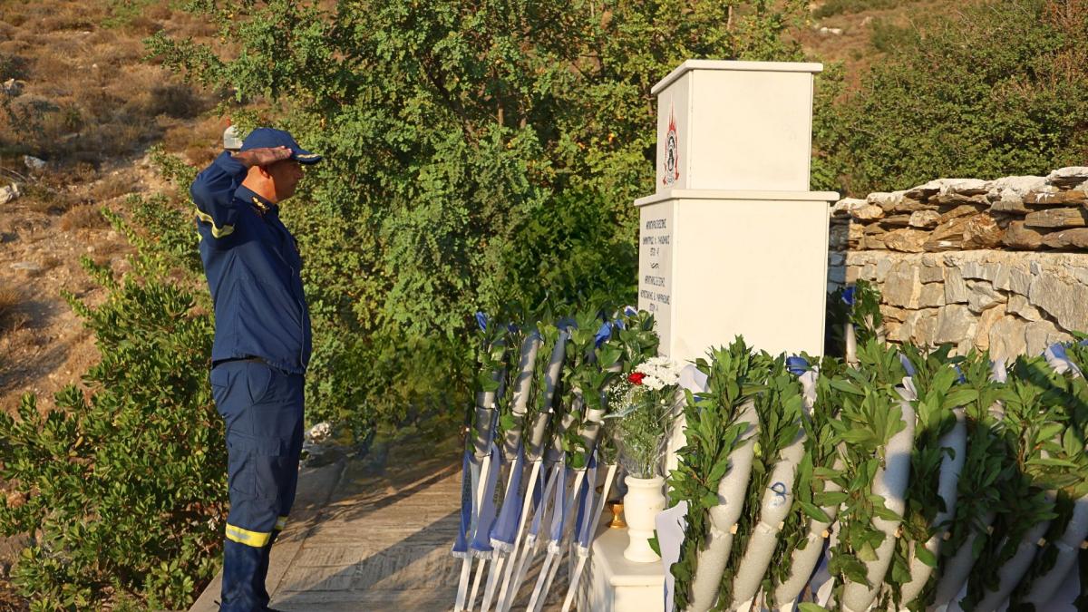 Τρισάγιο στη Μνήμη των Πυροσβεστών που έπεσαν στην πυρκαγιά στον Καρέα στις 22-7-1998