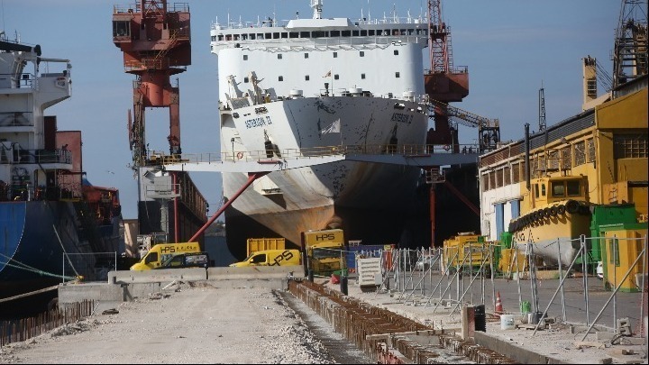 Tραυματισμός τριών ατόμων κατά τη διάρκεια ναυπηγοεπισκευαστικών εργασιών στο Πέραμα