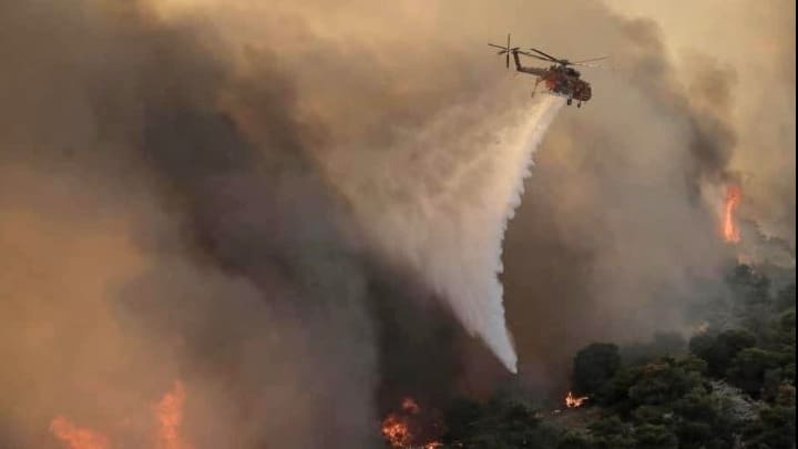 Ενισχύονται οι πυροσβεστικές δυνάμεις για την κατάσβεση της φωτιάς στο όρος Φαλακρό