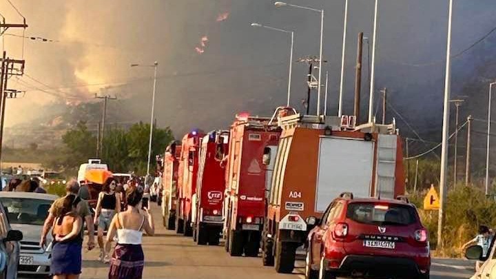 Ισχυρές εναέριες και επίγειες δυνάμεις επιχειρούν από το πρωί για την κατάσβεση της πυρκαγιάς στην Εύβοια