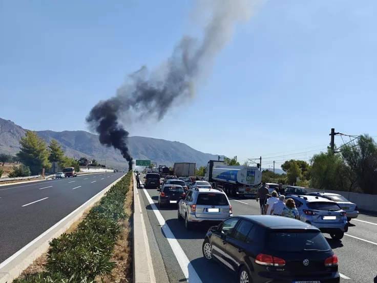 Πυρκαγιά από ανατροπή βυτιοφόρου οχήματος στο 56ο χλμ Αθηνών-Κορίνθου