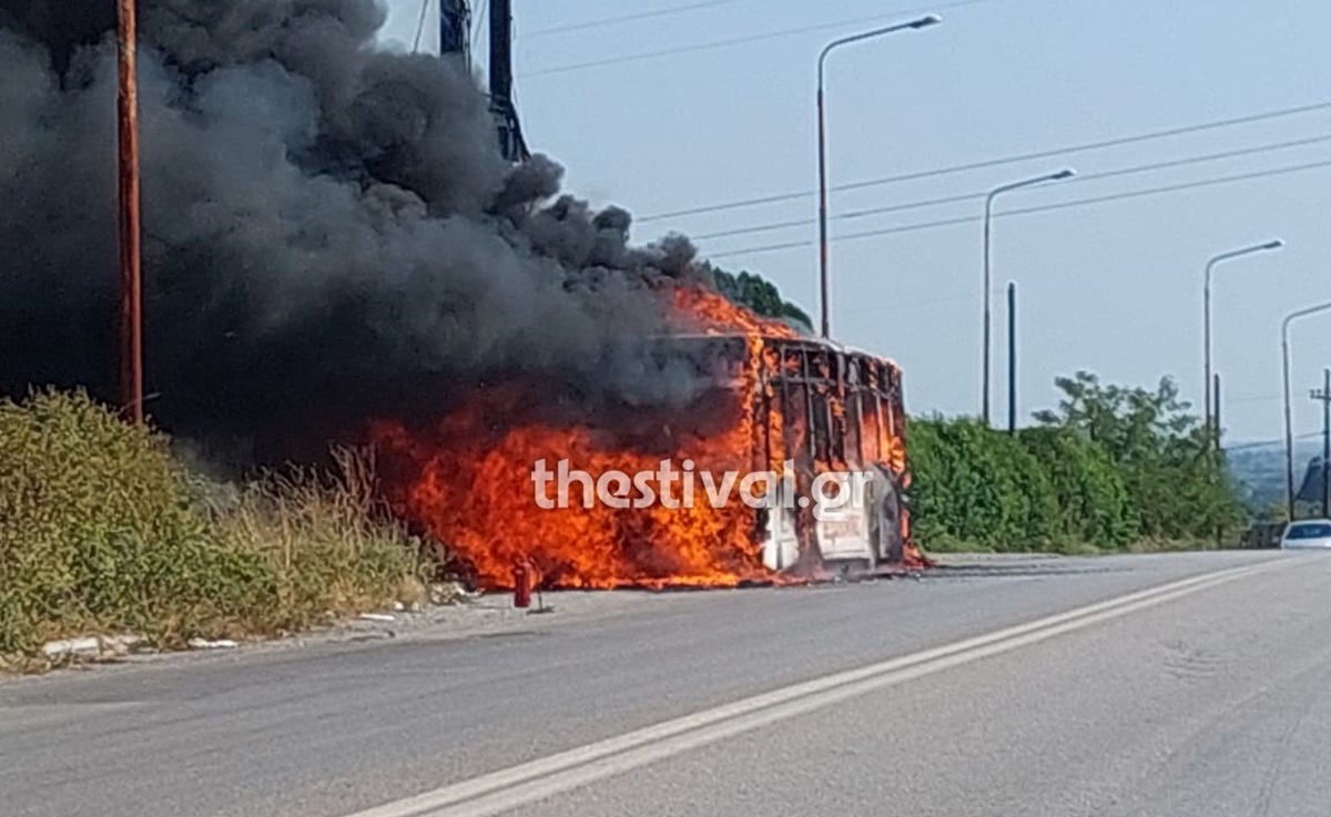 Θεσσαλονίκη: Λεωφορείο τυλίχτηκε στις φλόγες – Πρόλαβαν να κατέβουν οι επιβάτες