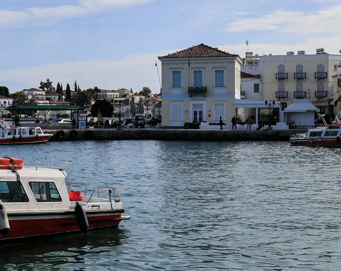 Κατασβέστηκε πυρκαγιά σε επιβατηγό πλοίο ανοιχτού τύπου στο παλαιό λιμάνι των Σπετσών