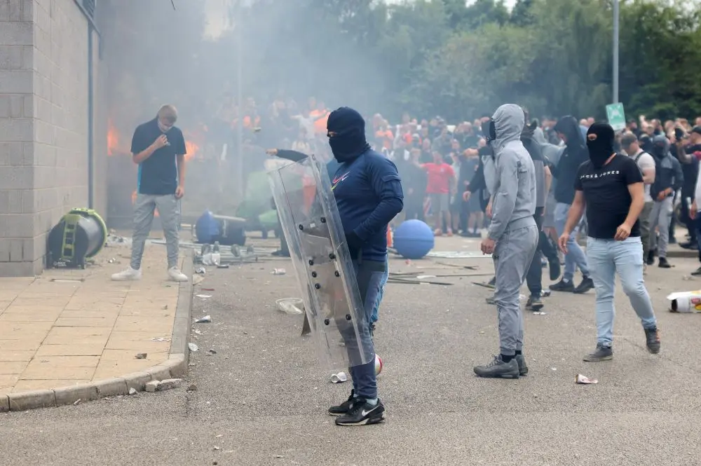 Ταραχές στη Βρετανία: Πάνω από 1.000 συλλήψεις