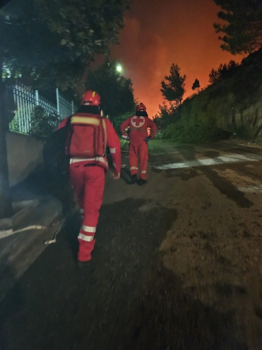 Ο Ε.Ε.Σ. ενισχύει πολίτες και πυροσβέστες στα πύρινα μέτωπα της Βορειοανατολικής Αττικής