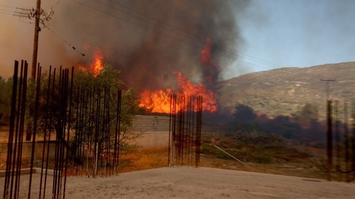 Πυρκαγιά σε αύλειο χώρο εργοστασίου στον Ασπρόπυργο – Μήνυμα του 112