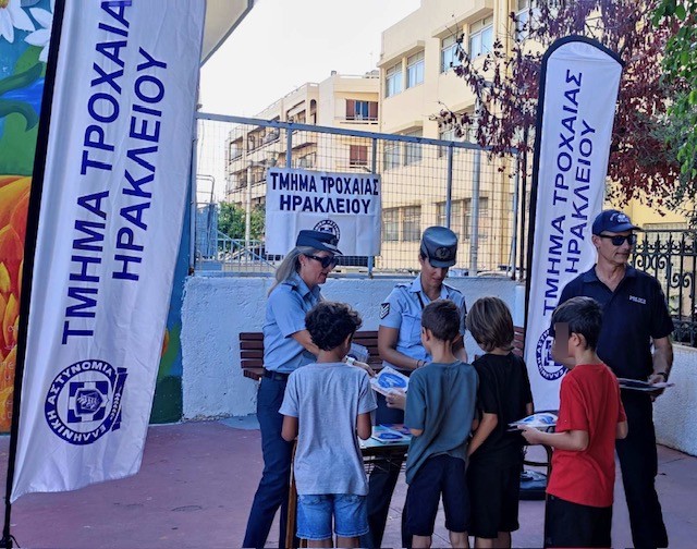 Ενημερωτικά φυλλάδια διένειμαν τροχονόμοι σε γονείς και μαθητές Δημοτικών Σχολείων στη Κρήτη