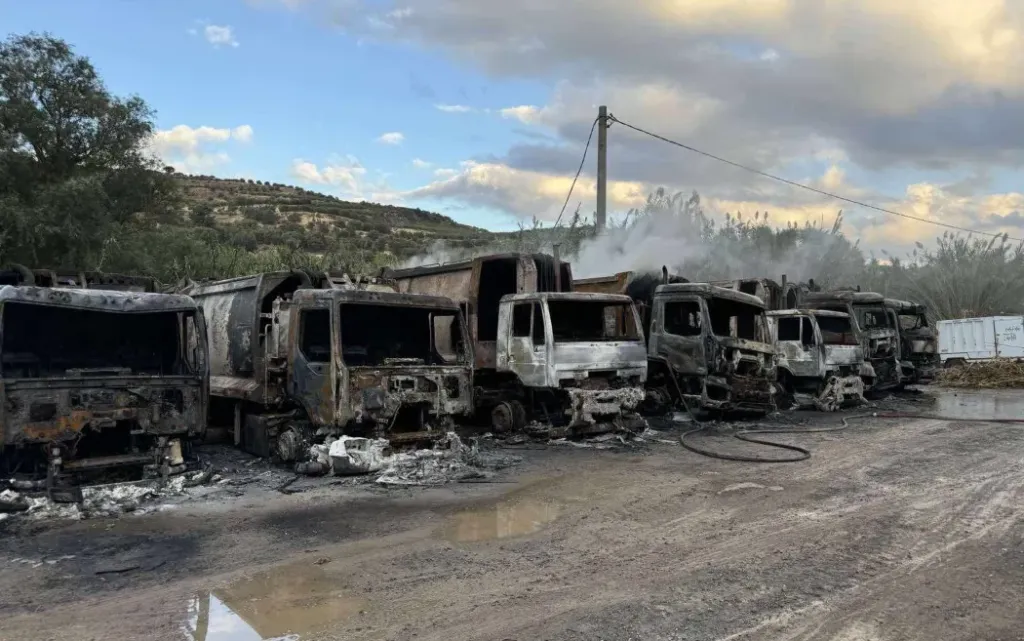 Βρέθηκαν οι εμπρηστές στα απορριμματοφόρα του Δήμου Μαλεβιζίου – 3 συλλήψεις