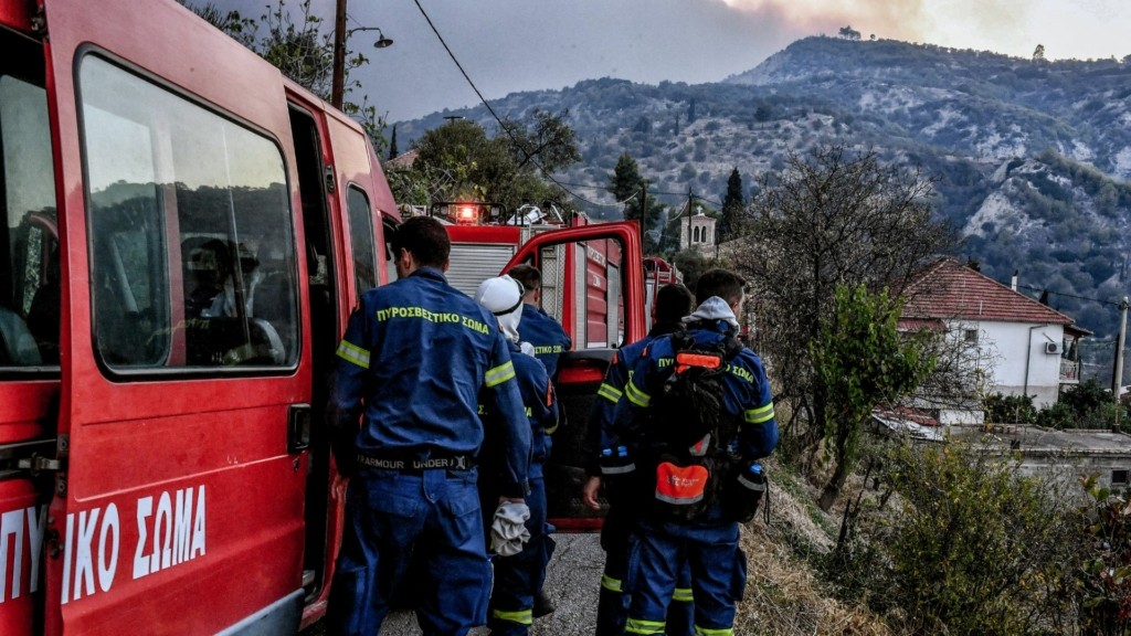 Χωρίς ενεργό μέτωπο η πυρκαγιά στο Ξυλόκαστρο – Μάχη με τις διάσπαρτες εστίες