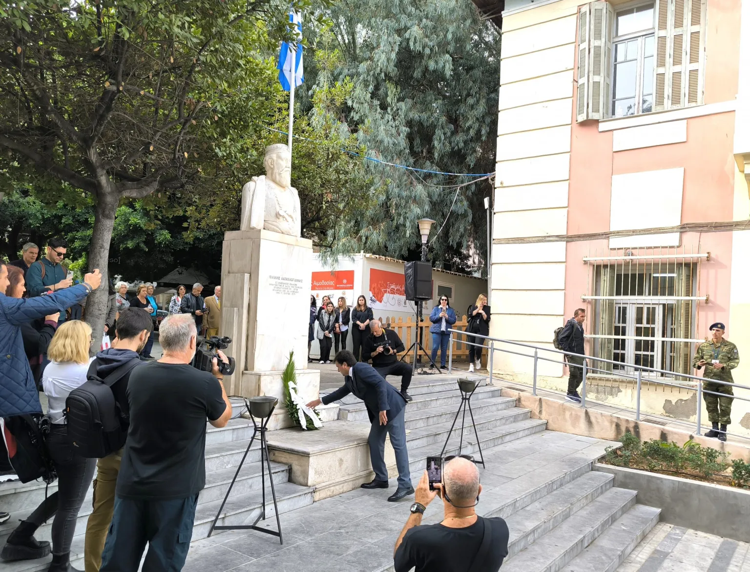 Με επιμνημόσυνη δέηση και κατάθεση στεφάνων τιμήθηκε στο Ηράκλειο η Hμέρα των Ενόπλων Δυνάμεων