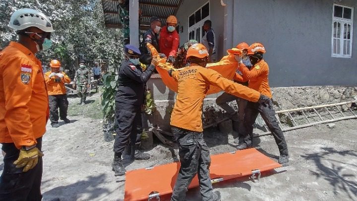 Έκρηξη ηφαιστείου στην Ινδονησία: Οι αρχές θα απομακρύνουν εσπευσμένα 16.000 ανθρώπους από τα σπίτια τους