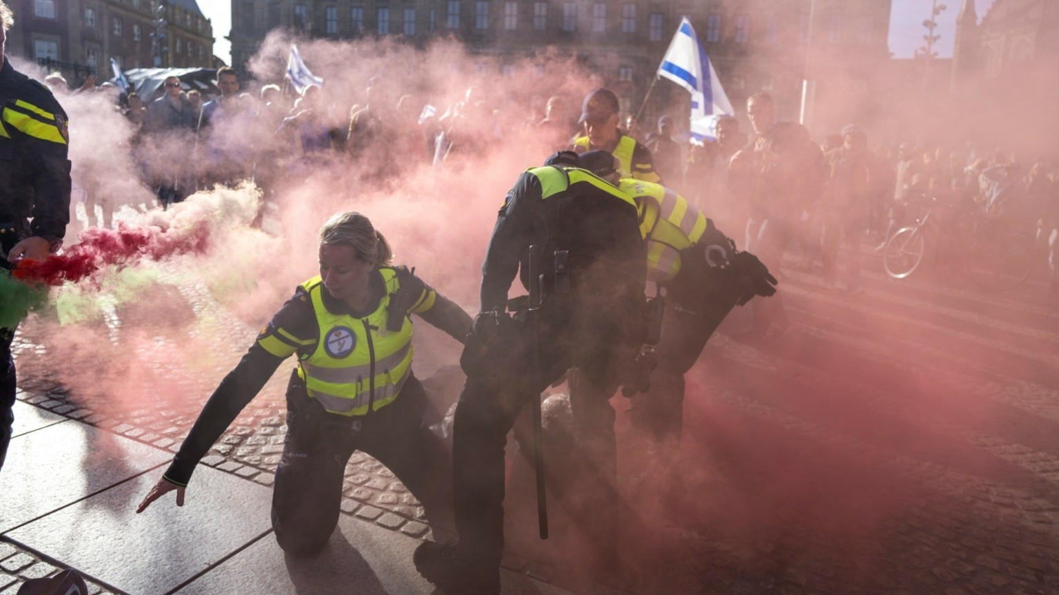 Ολλανδός πρωθυπουργός: Απαράδεκτα τα βίαια επεισόδια με στόχο Ισραηλινούς φιλάθλους στο Άμστερνταμ