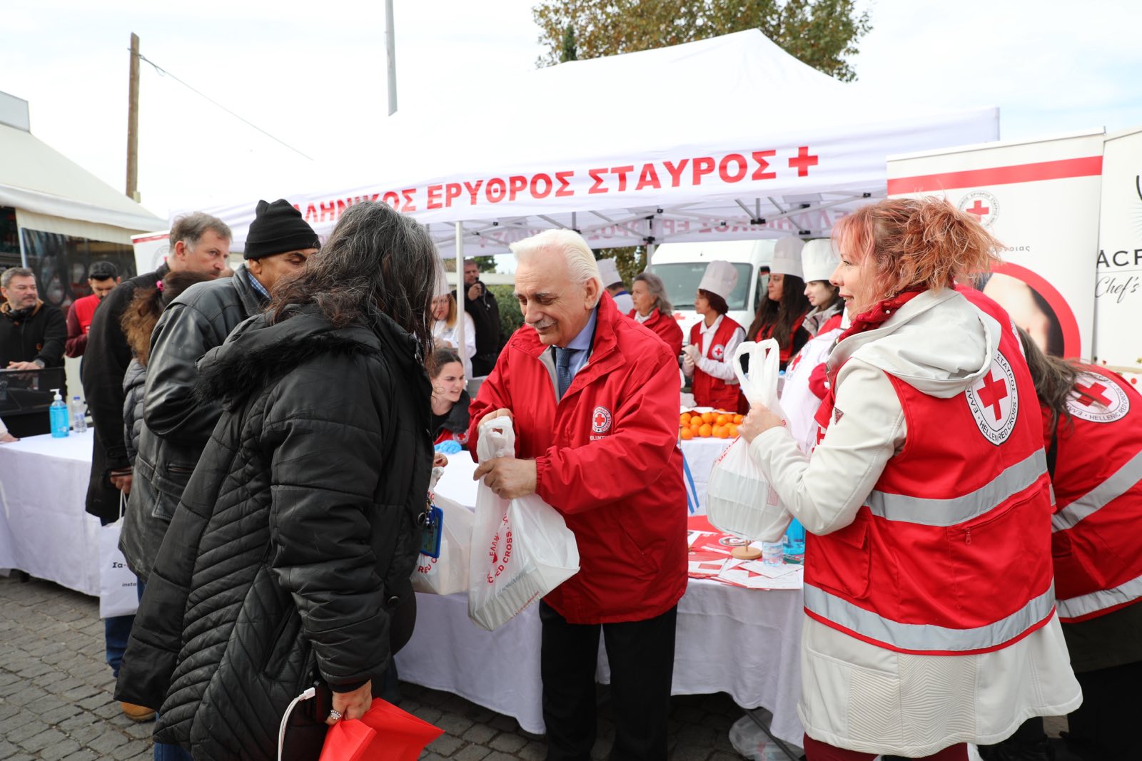 Ο Ε.Ε.Σ. σε συνεργασία με την Λέσχη Αρχιμαγείρων Αττικής Ακρόπολις προσέφερε εορταστικά γεύματα σε 250 άστεγους συμπολίτες μας