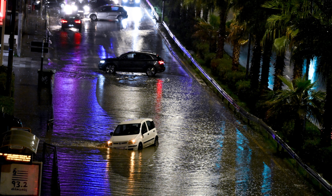 Κακοκαιρία Elena: Διακοπή κυκλοφορίας στην Ποσειδώνος, πλημμύρισε ο δρόμος