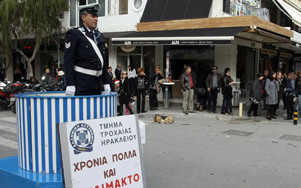 Ηράκλειο: Αναβίωση του παραδοσιακού τύπου ρύθμισης της κυκλοφορίας των οχημάτων με τη χρήση της “βαρέλας”