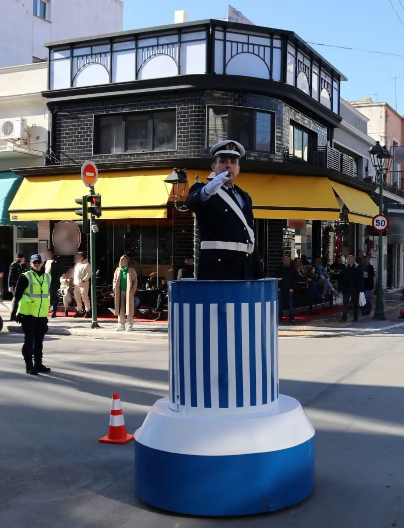 Συμβολική προσφορά δώρων σε τροχονόμο στον Βόλο