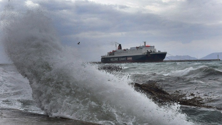 Δεμένα τα πλοία σε πολλά λιμάνια, λόγω θυελλωδών ανέμων