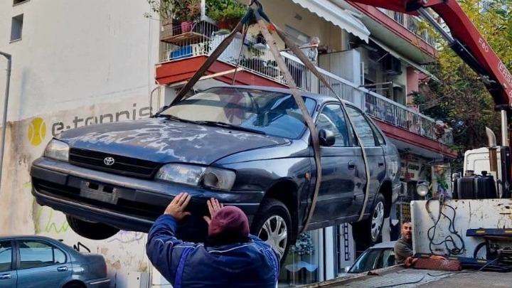 Δεκάδες εγκαταλελειμμένα Ι.Χ. και δίκυκλα μαζεύτηκαν από τους δρόμους της Θεσσαλονίκης