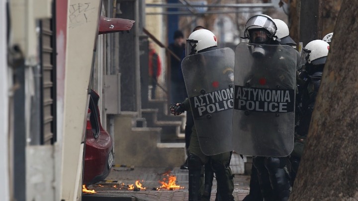 Άγνωστοι πυρπόλησαν κάδους στην Εγνατία-Σε 23 προσαγωγές προχώρησε η Αστυνομία