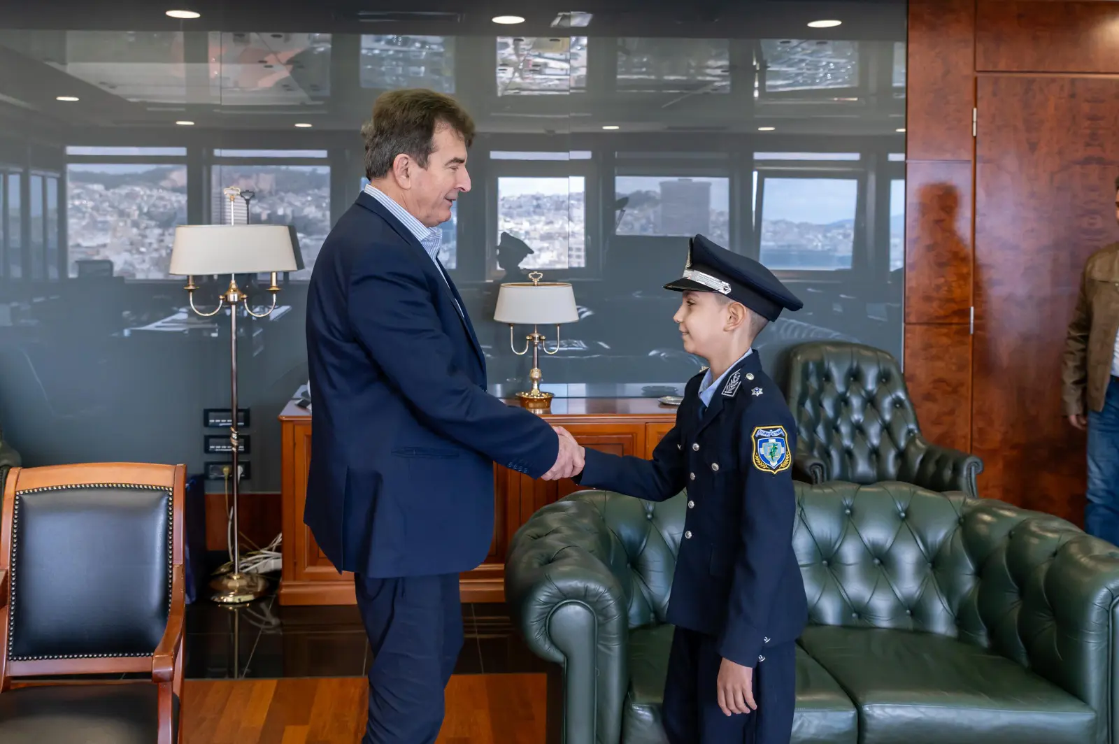 Make-A-Wish Ελλάδος: Ο Μιχάλης Χρυσοχοΐδης βραβεύει τον 10χρονο Υπαστυνόμο, Παναγιώτη