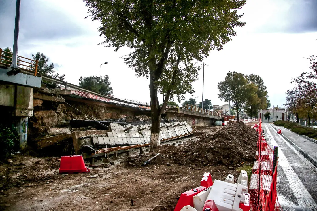 Τους έπιασαν στα πράσα να κλέβουν σιδερένια πλέγματα από την αερογέφυρα Δενδροποτάμου