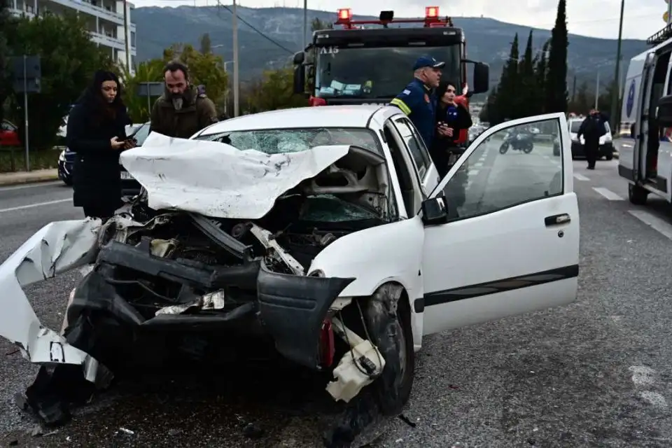 Δύο νεκροί και τέσσερις τραυματίες σε τροχαίο στην Κατεχάκη