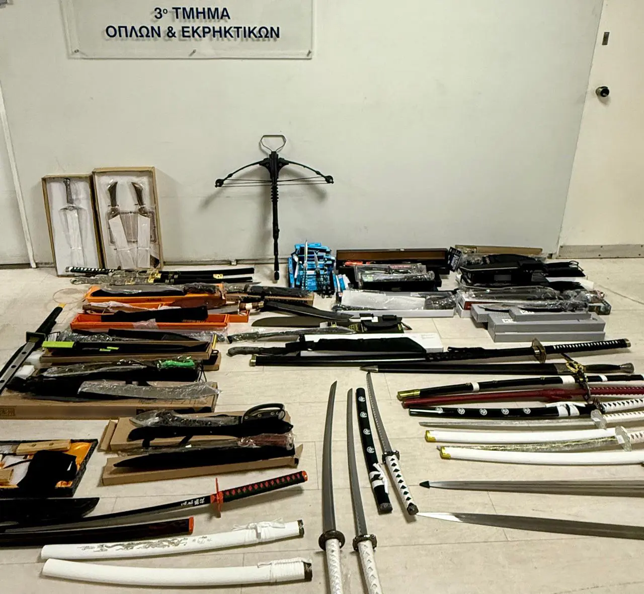 Κατάστημα εμπορίας ειδών ιματισμού πουλούσε μέσω e-shop, παράνομα ξίφη και μαχαίρια
