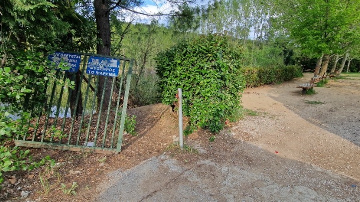 Προκαταρκτική έρευνα για τον τραυματισμό του 2χρονου αγοριού από καγκελόπορτα στη Λίμνη του Ωραιοκάστρου